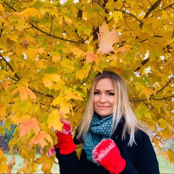 Red faux fur gloves - Picture 3 of 7